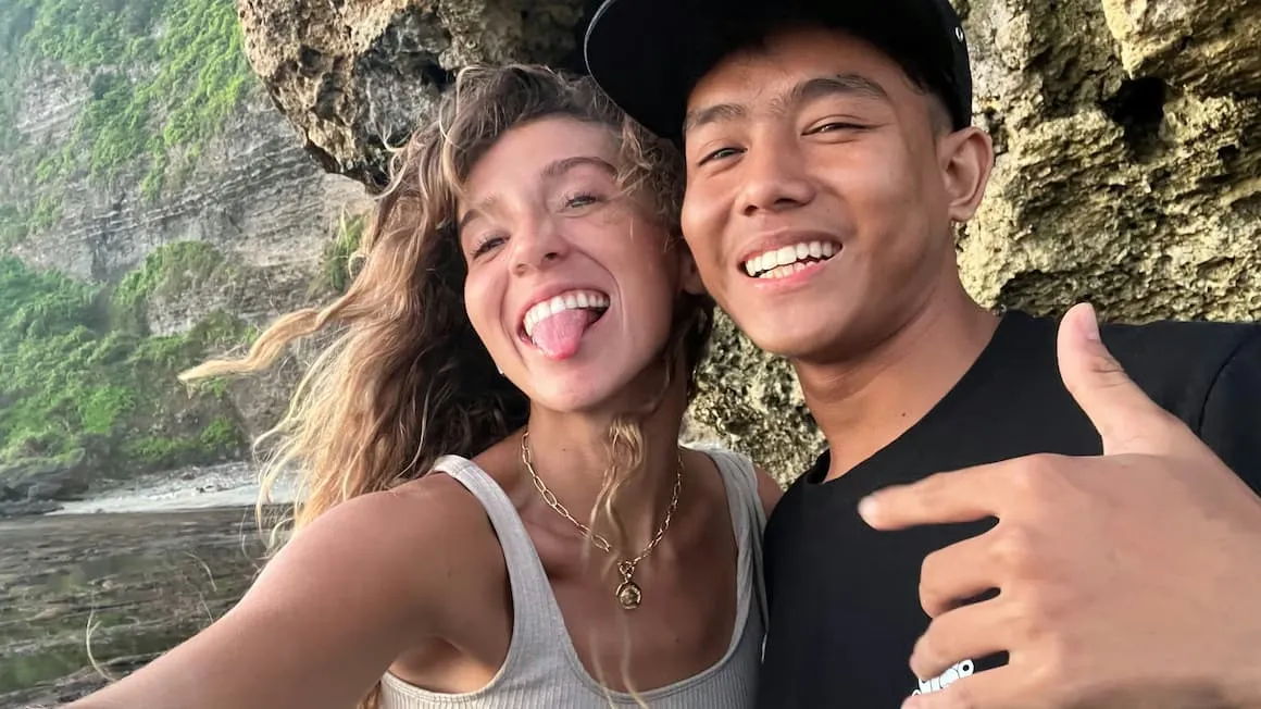 Een meisje dat glimlacht en een gek gezicht trekt terwijl ze een selfie maakt met een local in Indonesië.