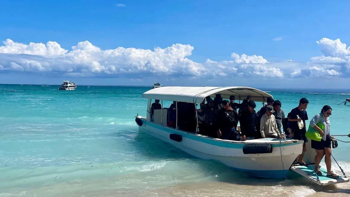 Boot aankomt op Nusa Lembongan, Bali