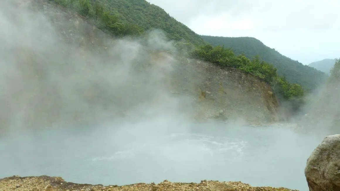 dominica the east coast boiling lake