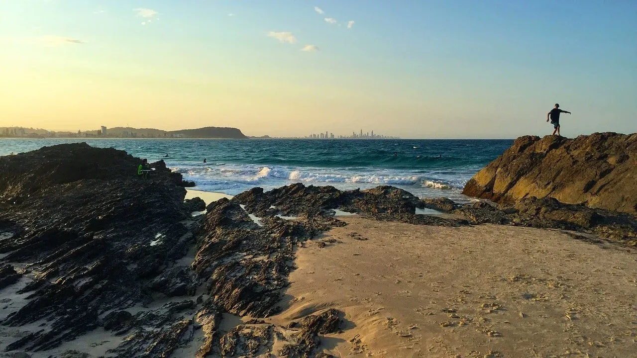 Walk to Snapper Rocks in Gold Coast beach