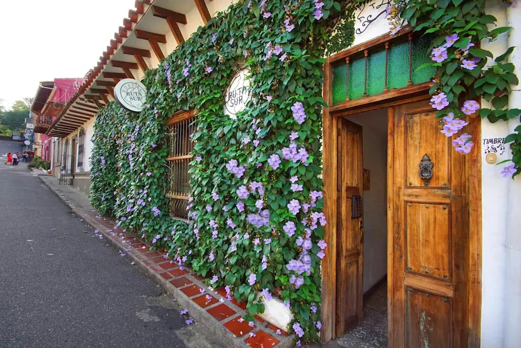 Top notch private ensuite rooms make this one of the best hostels in Cali