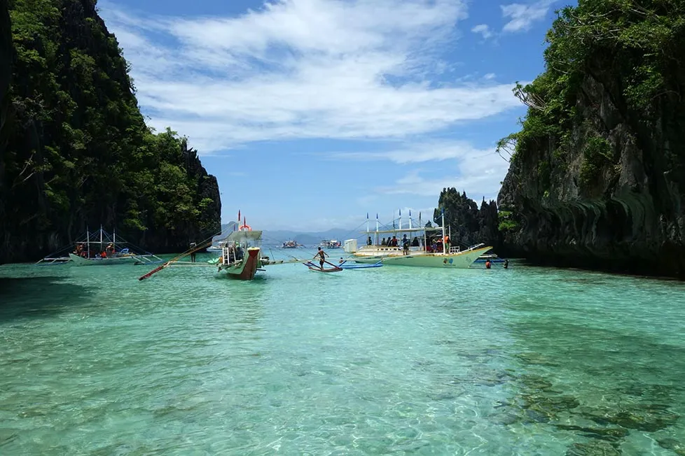 bright greenish blue sea water in the phillippines