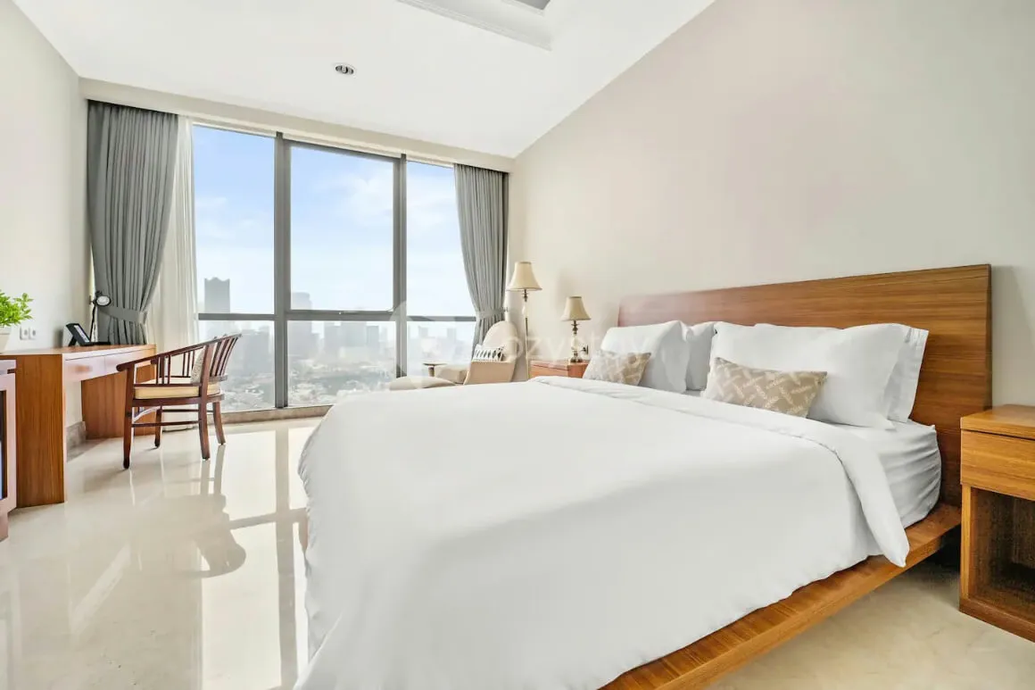 Goed verlicht, ruim wit appartement met geweldig uitzicht, Jakarta, Indonesië.
